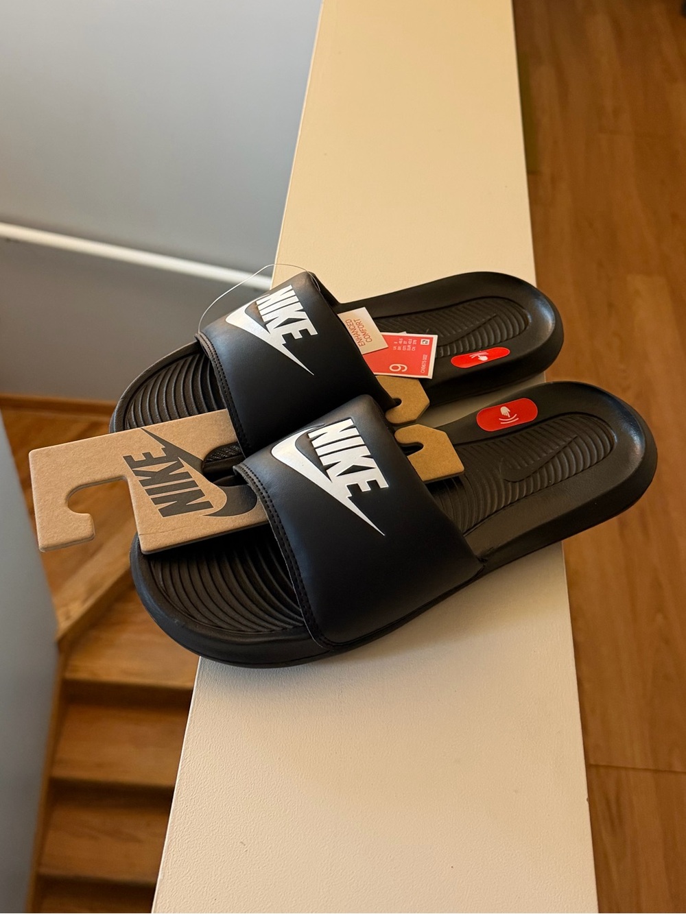 Brand new “Nike “unisex slippers.Men’s size-9,ladies-10🖤